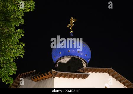 Londra, Regno Unito. 5 maggio 2024. La cupola blu della Cattedrale ortodossa russa della Natività della Santissima madre di Dio e dei Sacri Martiri reali nella parte occidentale di Londra, dove i fedeli si sono riuniti per un servizio di mezzanotte per celebrare l'ascesa di Cristo. Crediti: Kiki Streitberger/Alamy Live News Foto Stock