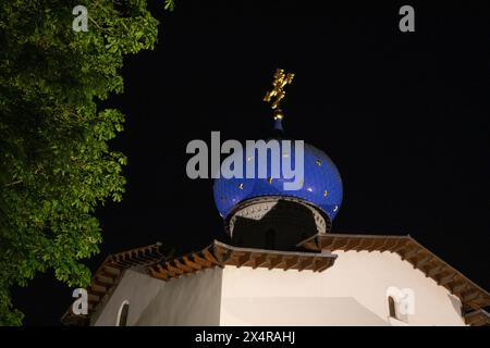 Londra, Regno Unito. 5 maggio 2024. La cupola blu della Cattedrale ortodossa russa della Natività della Santissima madre di Dio e dei Sacri Martiri reali nella parte occidentale di Londra, dove i fedeli si sono riuniti per un servizio di mezzanotte per celebrare l'ascesa di Cristo. Crediti: Kiki Streitberger/Alamy Live News Foto Stock