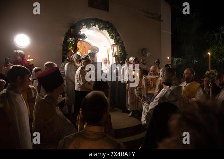 Londra, Regno Unito. 5 maggio 2024. Il Vescovo Irenei benedice gli adoratori durante la messa di mezzanotte di Pasqua nella Cattedrale ortodossa russa della Natività della Santissima madre di Dio e dei Sacri Martiri reali a Londra Ovest. Crediti: Kiki Streitberger/Alamy Live News Foto Stock