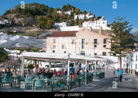 Turisti e residenti espatriati che pranzano nel "Villaggio bianco" di Frigiliana nella regione Axarquia dell'Andalusia, Spagna meridionale Foto Stock