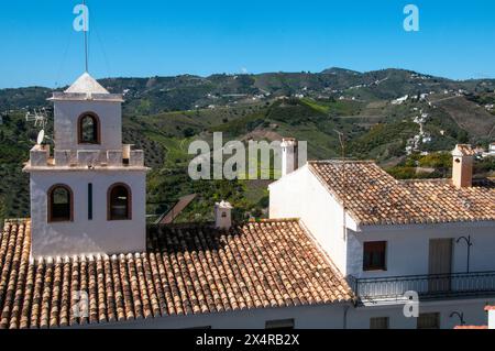 Frutteti e campi terrazzati si estendono sotto e oltre il "Villaggio bianco" di Frigiliana nella regione Axarquia dell'Andalusia, Spagna Foto Stock