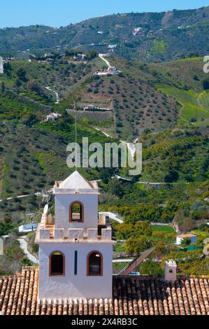 Frutteti e campi terrazzati si estendono sotto e oltre il "Villaggio bianco" di Frigiliana nella regione Axarquia dell'Andalusia, Spagna Foto Stock