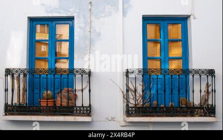 Tipici balconi domestici nel "Villaggio bianco" di Frigiliana, Andalusia, Spagna Foto Stock