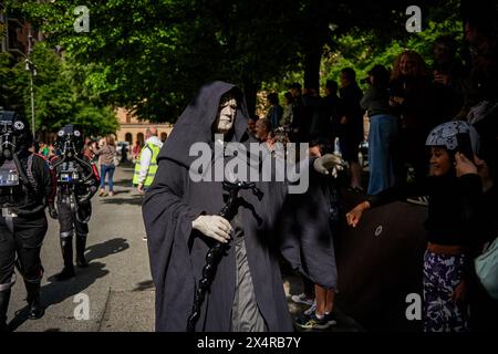 Pamplona, Spagna. 4 maggio 2024. L'Imperatore Palpatine ha visto salutare la gente durante la celebrazione della giornata Internazionale delle Guerre stellari. Legion 501 è stata incaricata di organizzare e raccogliere donazioni per il cancro dei bambini. (Foto di Elsa A Bravo/SOPA Images/Sipa USA) credito: SIPA USA/Alamy Live News Foto Stock