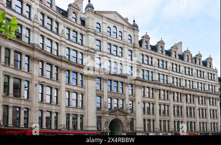 Londra, Regno Unito - 30 giugno 2010: Condor House. Lungo edificio per uffici sulla St. Paul's Churchyard (strada), che ospita aziende, ristoranti. Foto Stock