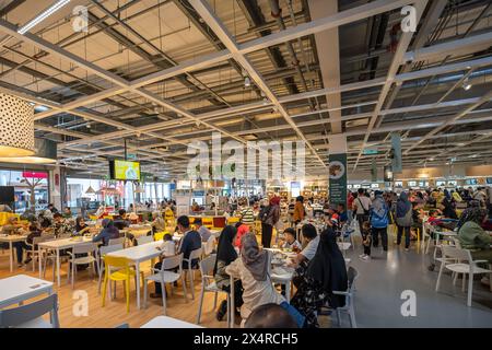 Kuala Lumpur, Malesia - marzo 8,2024 : Vista interna del food Court di Ikea Cheras, le persone possono vedere avere il loro cibo ed esplorare intorno ad esso. Foto Stock