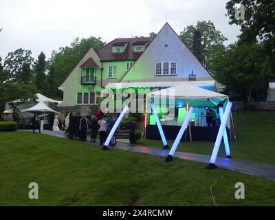 Barnstable Brown Gala, 17000 Spring Dr, Louisville, Kentucky 40205. 3 maggio 2024. Acclamato dal NY Times come una delle prime dieci feste del Nord America, il Kentucky Derby Eve Barnstable Brown Gala del 2024 di Louisville ha visto celebrità come Tracy Morgan, Joey Fatone, Pepa, Salt-N-Pepa, Daryl "DMC" McDaniels, Lee Brice, Travis Tritt, Mickey Guyton, Dannielynn Birkhead e Larry Birkhead. ©Julia Mineeva/EGBN TV News/Alamy Live News Foto Stock