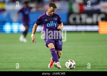 Charlotte, North Carolina, Stati Uniti. 4 maggio 2024. Il centrocampista del Charlotte FC BRECHT DEJAEGERE (10) passa il pallone durante la seconda metà della partita Charlotte FC vs Portland Timbers MLS al Bank of America Stadium di Charlotte, NC il 4 maggio 2024. (Immagine di credito: © Cory Knowlton/ZUMA Press Wire) SOLO PER USO EDITORIALE! Non per USO commerciale! Crediti: ZUMA Press, Inc./Alamy Live News Foto Stock