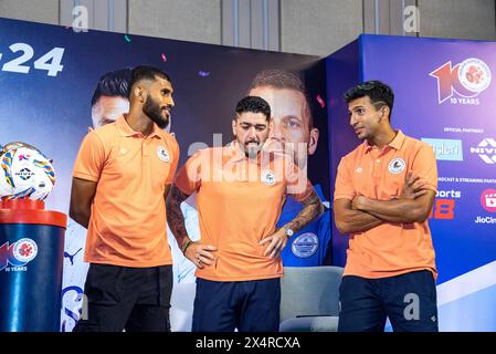 Kolkata, India. 3 maggio 2024. Capitano dell'MBSG Subhasish Bose con il suo membro del team Dimitri Petratos, Sahal Abdul Samad. Conferenza stampa pre-partita in un lussuoso hotel prima della finale della decima Super League 2023-24 Indiana di due squadre finaliste; Mohunbagan Super Giant (MBSG) e Mumbai City FC (MCFC). (Foto di Amlan Biswas/Pacific Press) credito: Pacific Press Media Production Corp./Alamy Live News Foto Stock