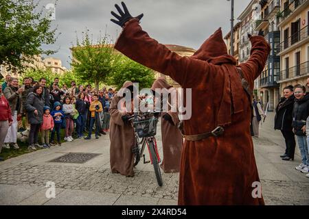 Pamplona, Spagna. 4 maggio 2024. Lo Jawas fa male durante la parata e la celebrazione della giornata internazionale delle Guerre stellari. Legion 501 è stata incaricata di organizzare e raccogliere donazioni per il cancro dei bambini. Credito: SOPA Images Limited/Alamy Live News Foto Stock