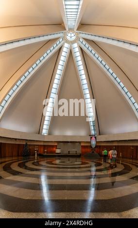 Devoti che camminano sulla spirale del Tempio di buona volontà, Templo da Boa Vontade, Brasilia, Brasile Foto Stock