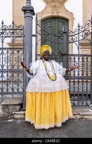 Ritratto di una donna bahiana in tradizionale abito baiana presso la Chiesa del terzo ordine di Penitenza di San Domenico di Osma, distretto di Pelourinho, sa Foto Stock