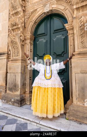 Ritratto di una donna bahiana in tradizionale abito baiana nella Chiesa del terzo ordine di San Francesco, distretto di Pelourinho, Salvador, Bahia, Brasile Foto Stock