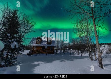 Aurora Borealis sopra le cabine di Coldfoot, Alaska, Stati Uniti Foto Stock