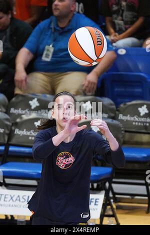 Arlington, Stati Uniti. 3 maggio 2024. Caitlin Clark n. 22 di Indiana Fever si pratica prima della partita di pre-stagione WNBA tra i Dallas Wings e gli Indiana Fever al College Park Center. Punteggio finale Dallas Wings 79 - 76 Indiana Fever. Il 3 maggio 2024 ad Arlington, Texas. (Foto di Javier Vicencio/Eyepix Group) credito: Eyepix Group/Alamy Live News Foto Stock