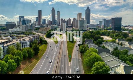 Vista panoramica aerea dello skyline di Atlanta e dell'autostrada trafficata scattata dal ponte di Jackson Street ad Atlanta Foto Stock