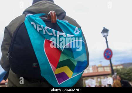 Oviedo, Spagna. 4 maggio 2024. Oviedo, Spagna, 4 maggio 2024: Un uomo porta il fazzoletto per il Officialidá durante la dimostrazione per il Officialidá, il 4 maggio 2024, a Oviedo, Spagna. (Foto di Alberto Brevers/Pacific Press) credito: Pacific Press Media Production Corp./Alamy Live News Foto Stock