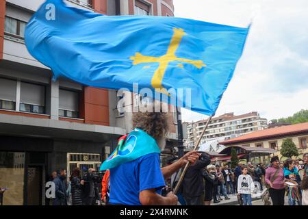 Oviedo, Spagna. 4 maggio 2024. Oviedo, Spagna, 4 maggio 2024: Un uomo batte la bandiera delle Asturie durante la dimostrazione per Officialidá, il 4 maggio 2024, a Oviedo, Spagna. (Foto di Alberto Brevers/Pacific Press) credito: Pacific Press Media Production Corp./Alamy Live News Foto Stock