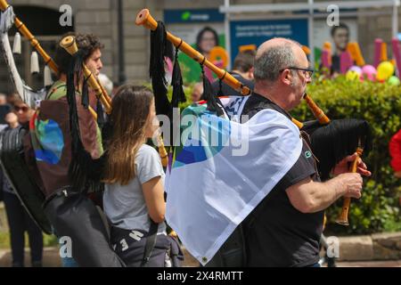 Oviedo, Spagna. 4 maggio 2024. Oviedo, Spagna, 4 maggio 2024: Diversi bagpiper portano la bandiera di Officialidá durante la dimostrazione per Officialidá, il 4 maggio 2024, a Oviedo, Spagna. (Foto di Alberto Brevers/Pacific Press) credito: Pacific Press Media Production Corp./Alamy Live News Foto Stock