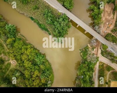 Vista aerea della confluenza dei fiumi Cardener e Llobregat in primavera (Bages, Barcellona, ​​Catalonia, Spagna) Foto Stock