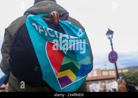 Oviedo, Asturie, Spagna. 4 maggio 2024. Oviedo, Spagna, 4 maggio 2024: Un uomo porta il fazzoletto per il OfficialidÃ durante la dimostrazione per il OfficialidÃ, il 4 maggio 2024, a Oviedo, Spagna. (Credit Image: © Alberto Brevers/Pacific Press via ZUMA Press Wire) SOLO PER USO EDITORIALE! Non per USO commerciale! Crediti: ZUMA Press, Inc./Alamy Live News Foto Stock