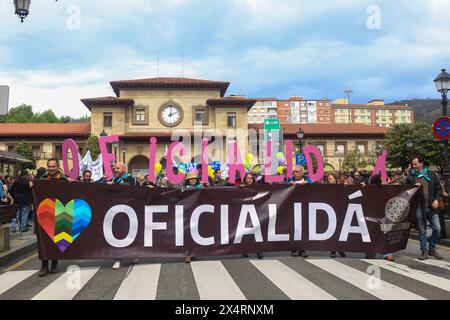 Oviedo, Asturie, Spagna. 4 maggio 2024. Oviedo, Spagna, 4 maggio 2024: La bandiera principale della manifestazione che chiede OfficialidÃ durante la dimostrazione per OfficialidÃ, il 4 maggio 2024, a Oviedo, Spagna. (Credit Image: © Alberto Brevers/Pacific Press via ZUMA Press Wire) SOLO PER USO EDITORIALE! Non per USO commerciale! Crediti: ZUMA Press, Inc./Alamy Live News Foto Stock