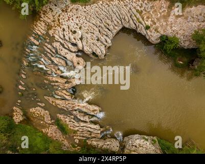 Vista aerea della cascata Tres Salts del Llobregat, causata dal passaggio del fiume Llobregat (Bages, Barcellona, ​​Catalonia, Spagna) Foto Stock