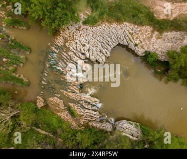 Vista aerea della cascata Tres Salts del Llobregat, causata dal passaggio del fiume Llobregat (Bages, Barcellona, ​​Catalonia, Spagna) Foto Stock