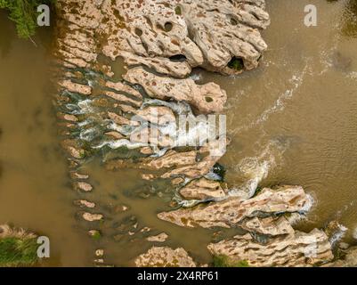 Vista aerea della cascata Tres Salts del Llobregat, causata dal passaggio del fiume Llobregat (Bages, Barcellona, ​​Catalonia, Spagna) Foto Stock