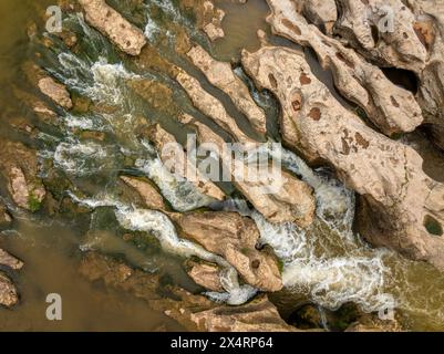 Vista aerea della cascata Tres Salts del Llobregat, causata dal passaggio del fiume Llobregat (Bages, Barcellona, ​​Catalonia, Spagna) Foto Stock