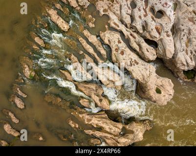 Vista aerea della cascata Tres Salts del Llobregat, causata dal passaggio del fiume Llobregat (Bages, Barcellona, ​​Catalonia, Spagna) Foto Stock