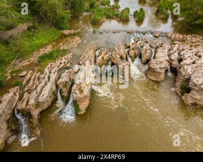 Vista aerea della cascata Tres Salts del Llobregat, causata dal passaggio del fiume Llobregat (Bages, Barcellona, ​​Catalonia, Spagna) Foto Stock