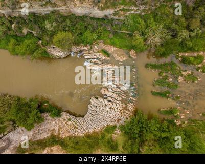 Vista aerea della cascata Tres Salts del Llobregat, causata dal passaggio del fiume Llobregat (Bages, Barcellona, ​​Catalonia, Spagna) Foto Stock