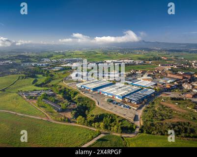 Vista aerea della città di Santpedor in una mattina di primavera con alcune nebbie alte (Bages, Barcellona, ​​Catalonia, Spagna) Foto Stock