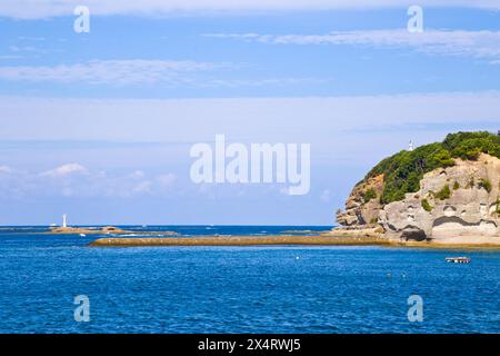 Engetsu Island è una piccola isola al largo della costa della città di Shirahama, Wakayama, in Giappone. Foto Stock