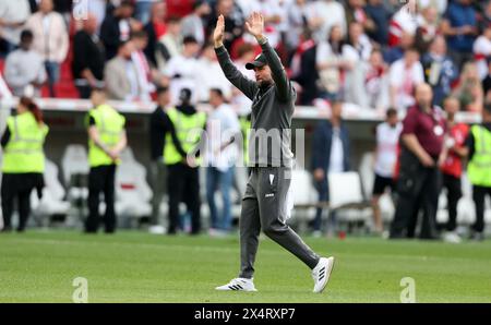 STOCCARDA, GERMANIA - 04 MAGGIO: Il coach Sebastian Hoeness del VFB Stuttgart festeggia con i tifosi dopo la vittoria delle squadre la partita di Bundesliga tra il VfB Stuttgart e il FC Bayern München al MHPArena il 4 maggio 2024 a Stoccarda, Germania. © diebilderwelt / Alamy Stock Foto Stock