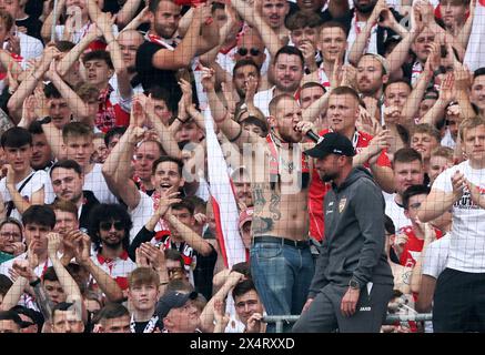 STOCCARDA, GERMANIA - 04 MAGGIO: Il coach Sebastian Hoeness del VFB Stuttgart festeggia con i tifosi dopo la vittoria delle squadre la partita di Bundesliga tra il VfB Stuttgart e il FC Bayern München al MHPArena il 4 maggio 2024 a Stoccarda, Germania. © diebilderwelt / Alamy Stock Foto Stock