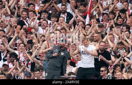 STOCCARDA, GERMANIA - 04 MAGGIO: Il coach Sebastian Hoeness del VFB Stuttgart festeggia con i tifosi dopo la vittoria delle squadre la partita di Bundesliga tra il VfB Stuttgart e il FC Bayern München al MHPArena il 4 maggio 2024 a Stoccarda, Germania. © diebilderwelt / Alamy Stock Foto Stock