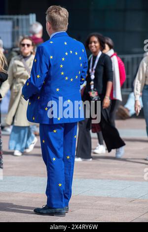 Candidato alle elezioni europee Jacob Stryhn dalla Danimarca con la sua tuta europea durante un giorno aperto per celebrare il compleanno del Parlamento europeo a Bruxelles. Per celebrare il compleanno del Parlamento europeo a Bruxelles, i visitatori hanno avuto accesso speciale alle camere del Parlamento e all'edificio iconico. La giornata aperta ha caratterizzato stand informativi sulle imminenti elezioni del Parlamento europeo, promuovendo l'impegno politico e il dialogo. Sullo sfondo della democrazia europea, i partecipanti si sono immersi nel processo legislativo, simboleggiando la trasparenza e i partecipati civici Foto Stock