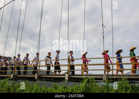 Sumedang, Giava occidentale, Indonesia. 5 maggio 2024. I ballerini camminano sul ponte durante il Rice Field Festival nel villaggio di Baginda. Il Rice Field Festival, organizzato dalla Baginda Village Youth Organization, si è tenuto per mantenere la cultura locale e l'arte della cultura sundanese. (Credit Image: © Algi February Sugita/ZUMA Press Wire) SOLO PER USO EDITORIALE! Non per USO commerciale! Foto Stock