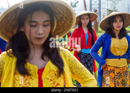 Sumedang, Giava occidentale, Indonesia. 5 maggio 2024. I ballerini si esibiscono sui campi di riso durante il Rice Field Festival nel villaggio di Baginda. Il Rice Field Festival, organizzato dalla Baginda Village Youth Organization, si è tenuto per mantenere la cultura locale e l'arte della cultura sundanese. (Credit Image: © Algi February Sugita/ZUMA Press Wire) SOLO PER USO EDITORIALE! Non per USO commerciale! Foto Stock