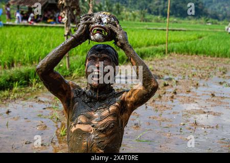 Sumedang, Giava occidentale, Indonesia. 5 maggio 2024. I ballerini si esibiscono sui campi di riso durante il Rice Field Festival nel villaggio di Baginda. Il Rice Field Festival, organizzato dalla Baginda Village Youth Organization, si è tenuto per mantenere la cultura locale e l'arte della cultura sundanese. (Credit Image: © Algi February Sugita/ZUMA Press Wire) SOLO PER USO EDITORIALE! Non per USO commerciale! Foto Stock