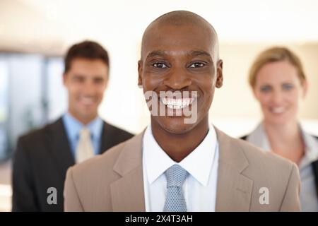 Uomo, azienda e team con leader nel ritratto per lo studio legale aziendale con diversità, professionalità e collaborazione. Uomo, lavoro e compagnia Foto Stock