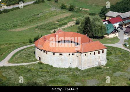 Il castello della città vecchia di Ribnik era usato come difesa contro i nemici del XIII secolo, in Croazia Foto Stock