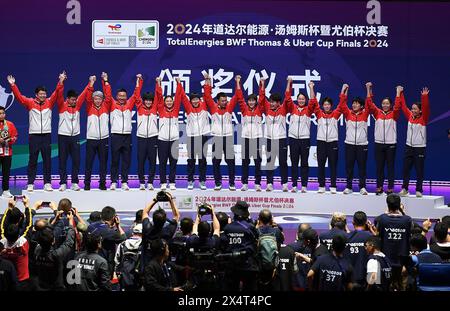 Chengdu, la provincia cinese del Sichuan. 5 maggio 2024. Il Team China festeggia durante la cerimonia di premiazione delle finali della BWF Uber Cup a Chengdu, nella provincia del Sichuan, nel sud-ovest della Cina, il 5 maggio 2024. Crediti: Hou Zhaokang/Xinhua/Alamy Live News Foto Stock