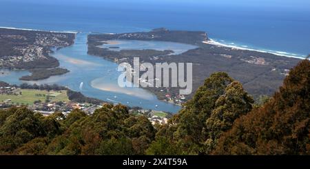 Vista di Camden Head, Laurieton e North Haven dalla North Brother Mountain. Questa zona della costa medio-settentrionale del New South Wales è un luogo di villeggiatura molto popolare Foto Stock