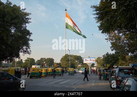 La bandiera indiana sventolava al Connaught Place di nuova Delhi, nel mezzo di una rinascita del nazionalismo in India Foto Stock