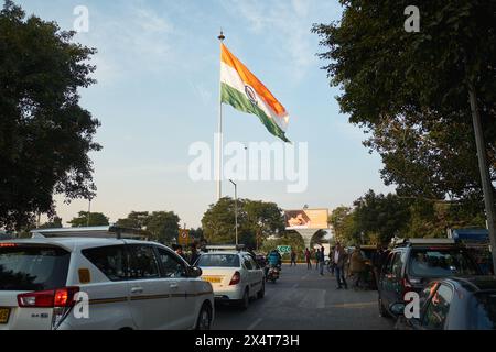 La bandiera indiana sventolava al Connaught Place di nuova Delhi, nel mezzo di una rinascita del nazionalismo in India Foto Stock