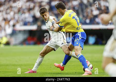 Arda Guller del Real Madrid e Javi Hernandez di Cadice CF durante la partita di calcio della Liga spagnola tra Real Madrid e Cadice CF il 4 maggio 2024 allo stadio Santiago Bernabeu di Madrid, Spagna Foto Stock