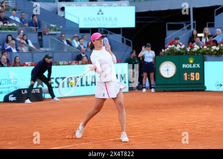 Madrid, Spagna. 4 maggio 2024. IgA Swiatek della Polonia in azione contro Aryna Sabalenka della Bielorussia durante il mutua Madrid Open 2024, ATP Masters 1000 e WTA 1000, torneo di tennis il 4 maggio 2024 alla Caja Magica di Madrid, Spagna Credit: Independent Photo Agency/Alamy Live News Foto Stock